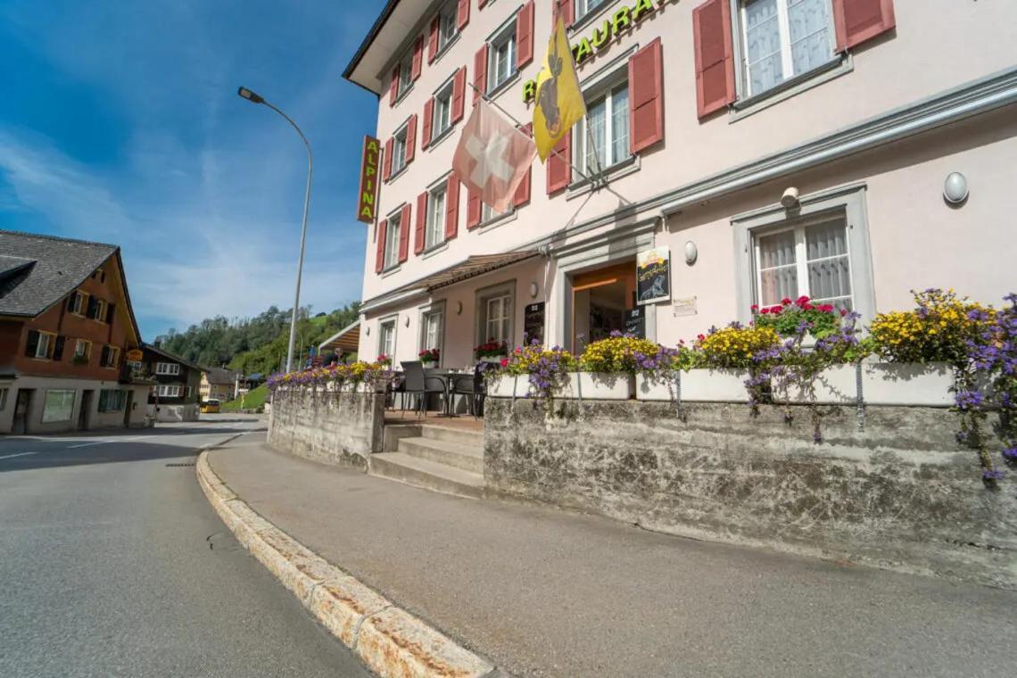 Alpina Hotel *